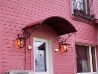 metallinen Ovenpäälliskatos